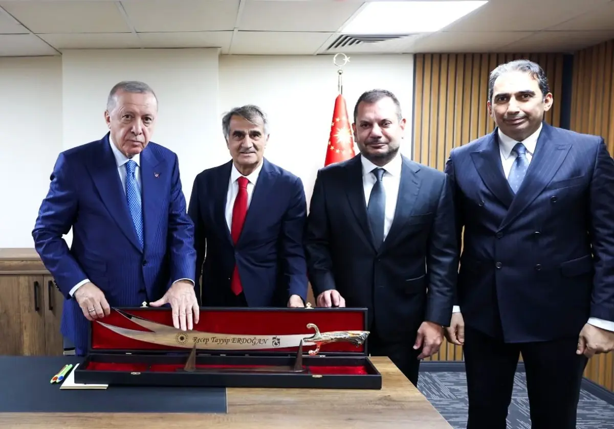 Trabzonspor\'dan Cumhurbaşkanı Erdoğan\'a Sürmene kılıcı hediyesi
