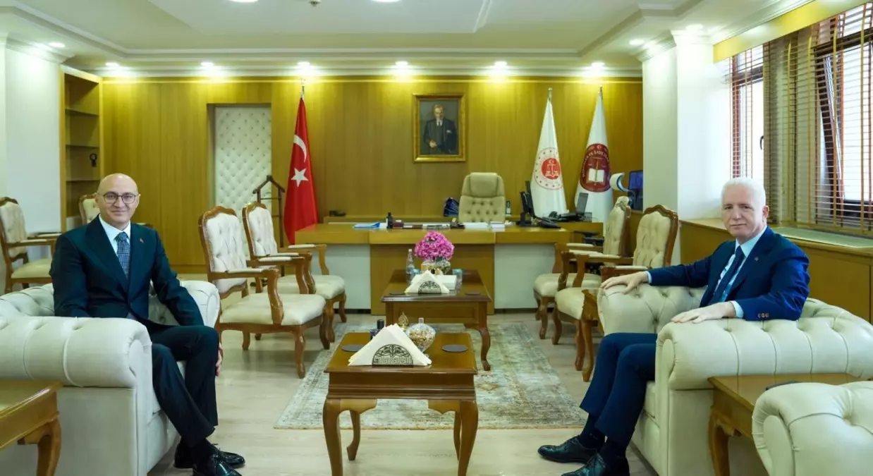 Valiler Barış Duman\'ı Ziyaret Etti