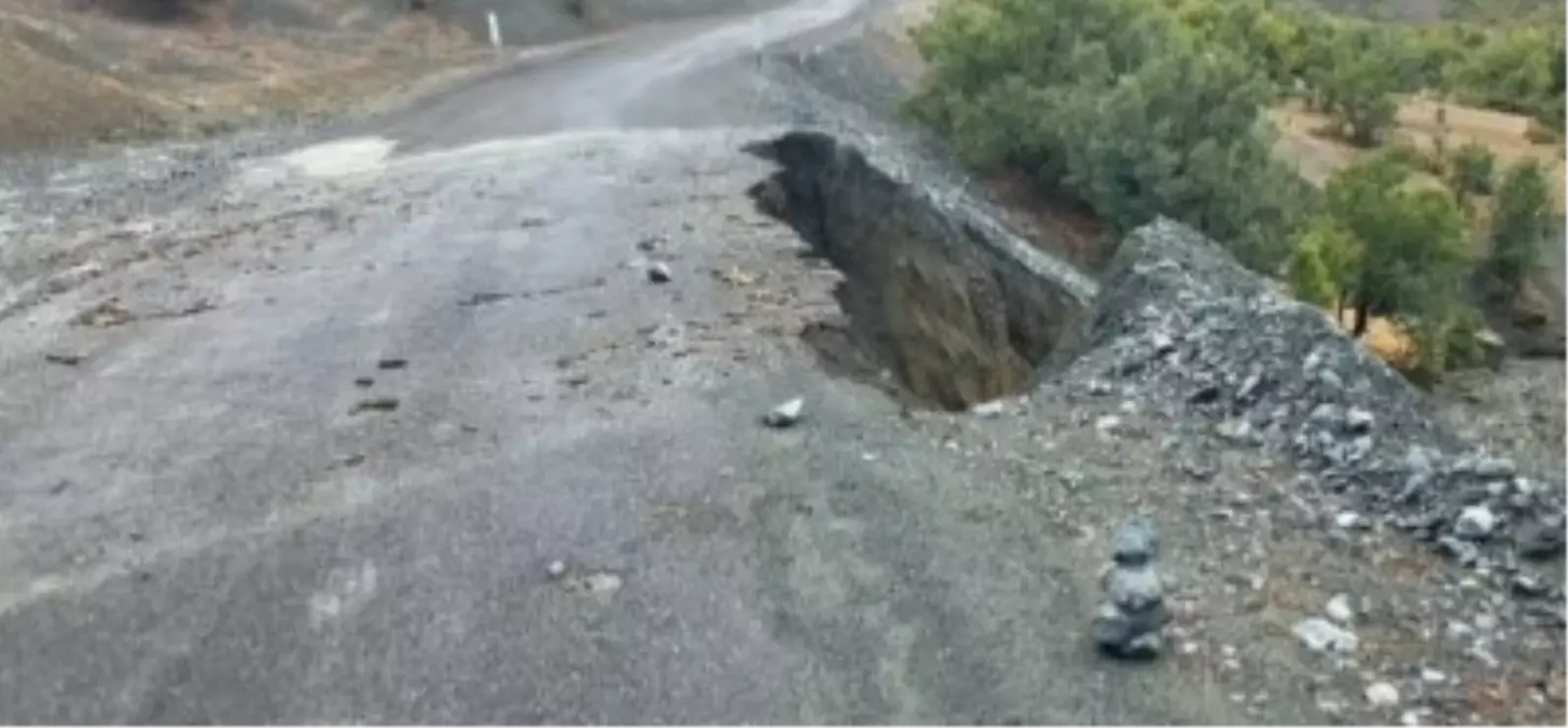 Palu\'da Yol Çöktü, Kaya Parçaları Düştü