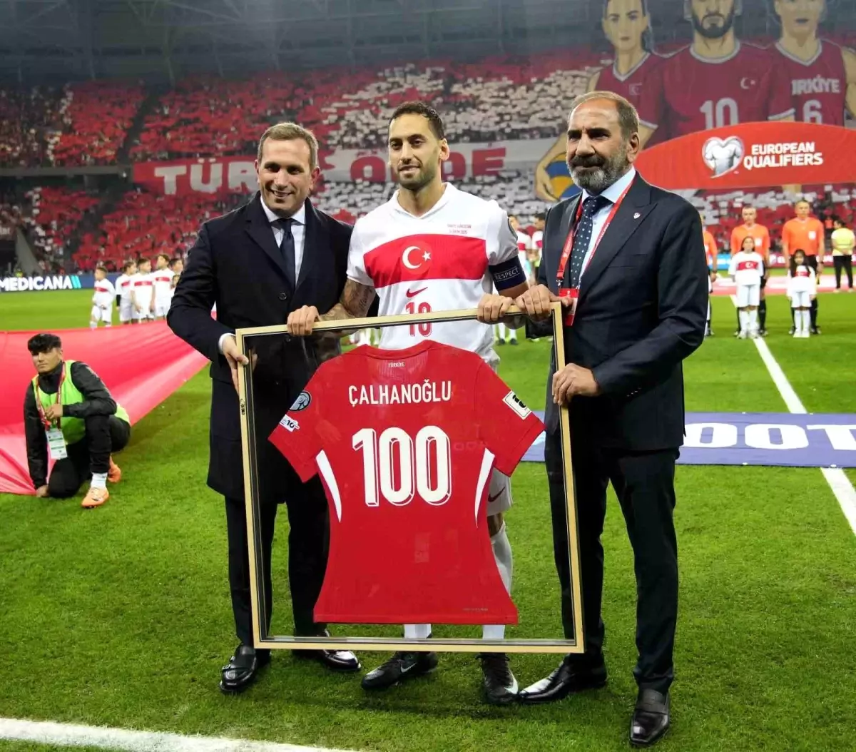 Hakan Çalhanoğlu\'na 100. Maç Plaketi