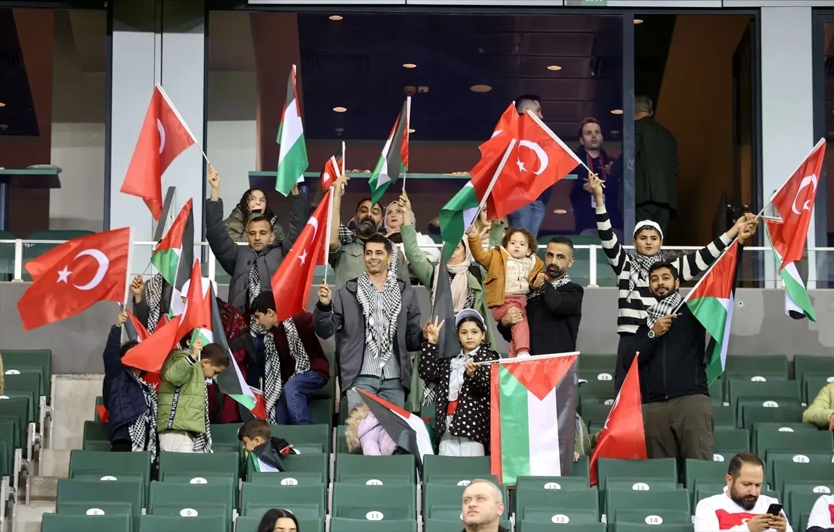 Türkiye-Gürcistan Maçında Çocukların Keyfi