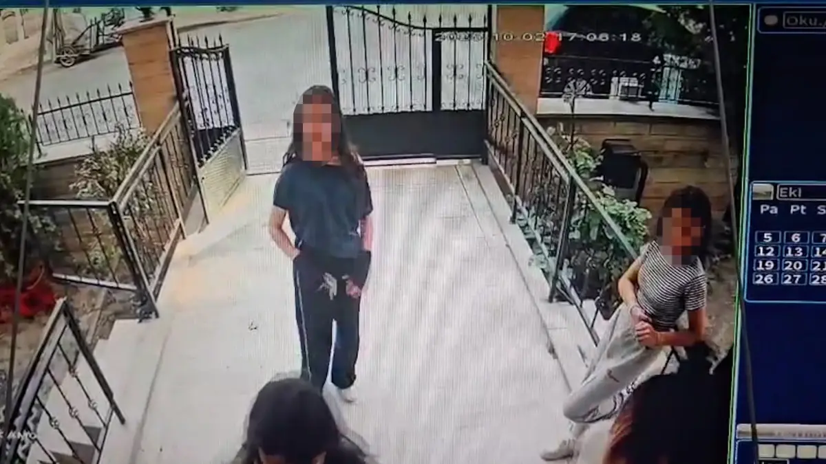 Bu çocuklara ne oldu! 13 yaşlarındaki 5 kız bıçakla ev bastı