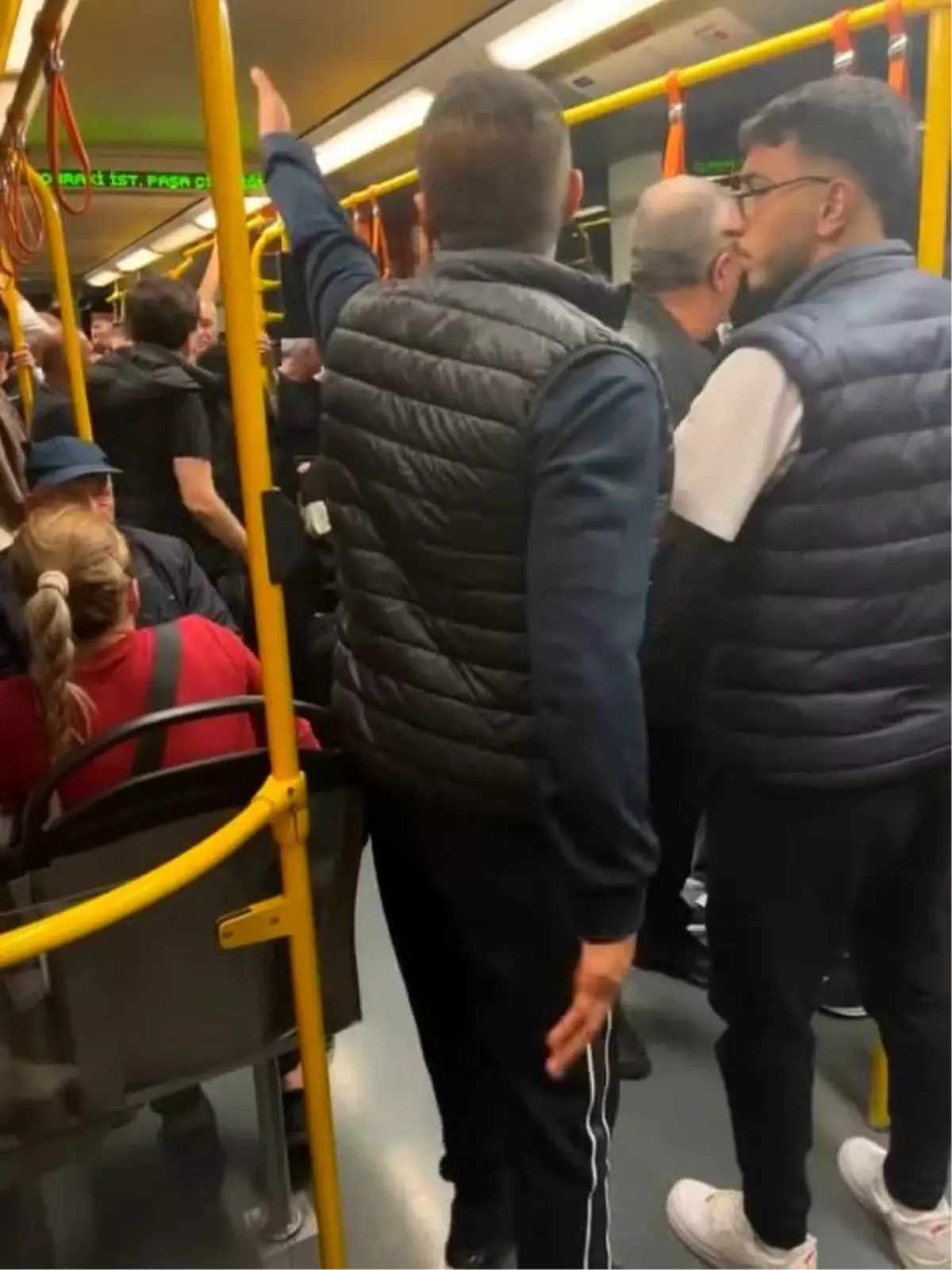 Metroyu birbirine kattı, ettiği küfrü duyan çileden çıktı