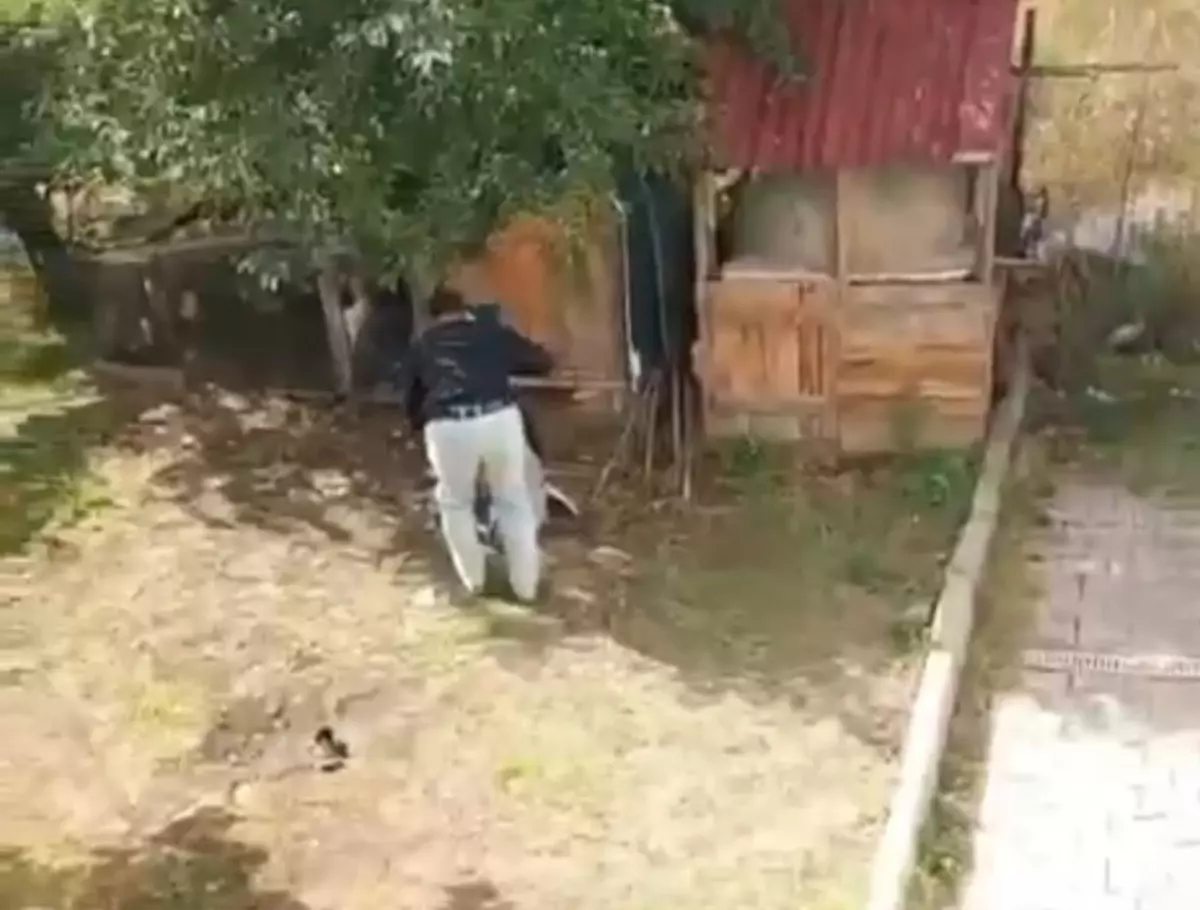 Aynı apartmanda yaşayan anne ve kız kardeşini darbetti