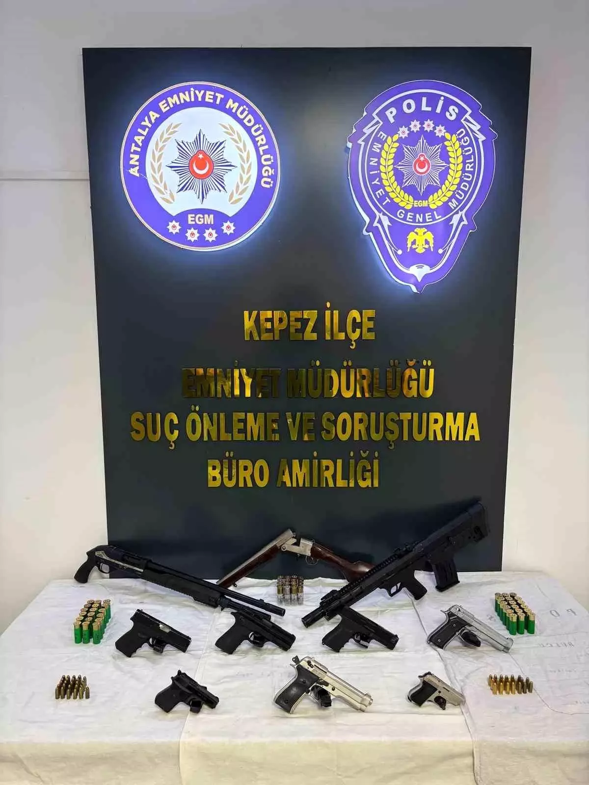 Antalya\'da Huzur Operasyonu: Silahlar Ele Geçirildi