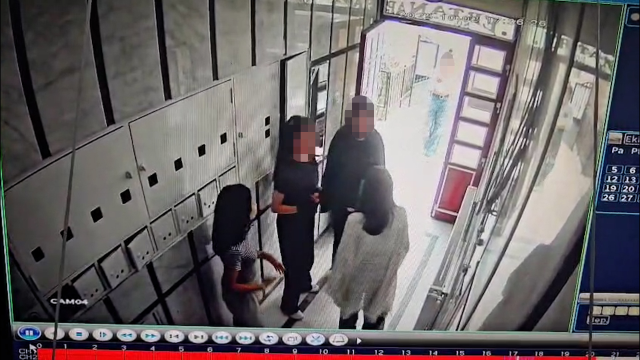 Bu çocuklara ne oldu! 13 yaşlarındaki 5 kız, arkadaşlarının kapısına bıçakla dayandı