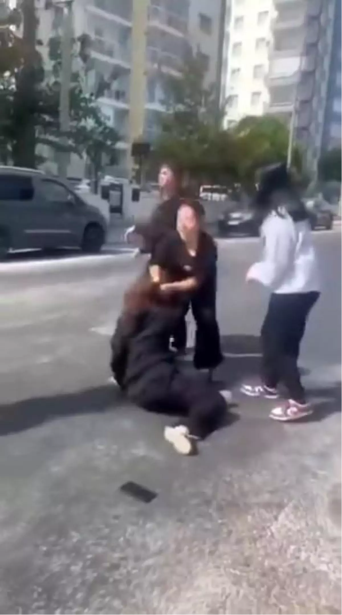 İkisi de çocuk yaşta! Saçlarından tutup yerde sürükledi