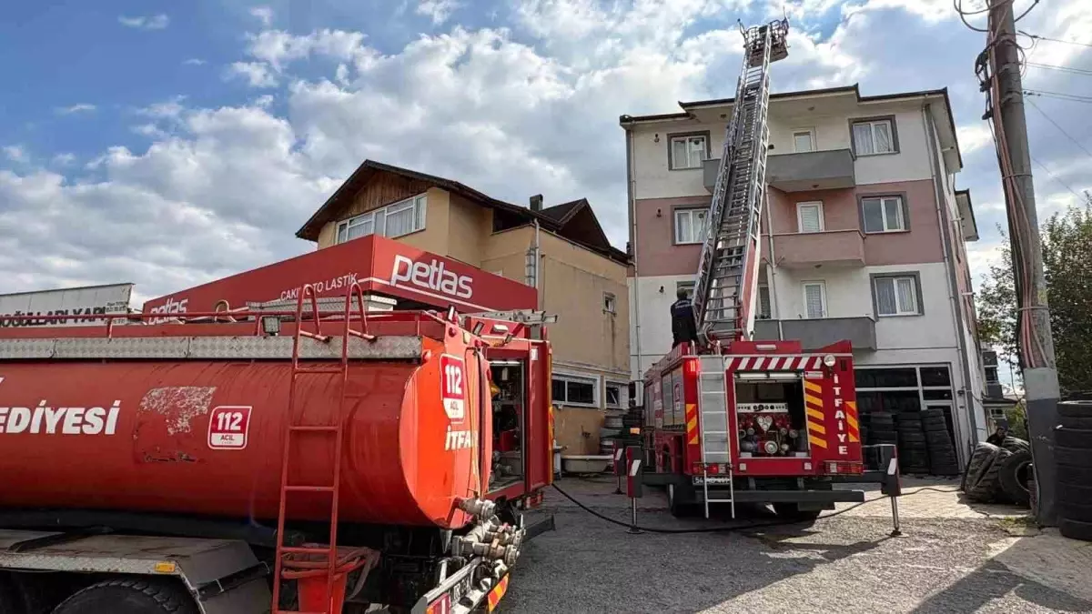 Hendek\'te Çatı Tadilatında Yangın Çıktı