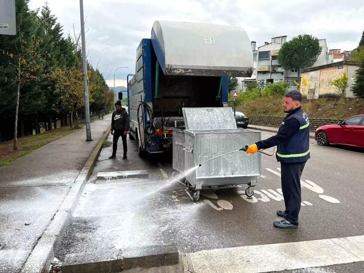 Gölcük\'te Çöp Konteynerleri Düzenli Olarak Yıkanıyor