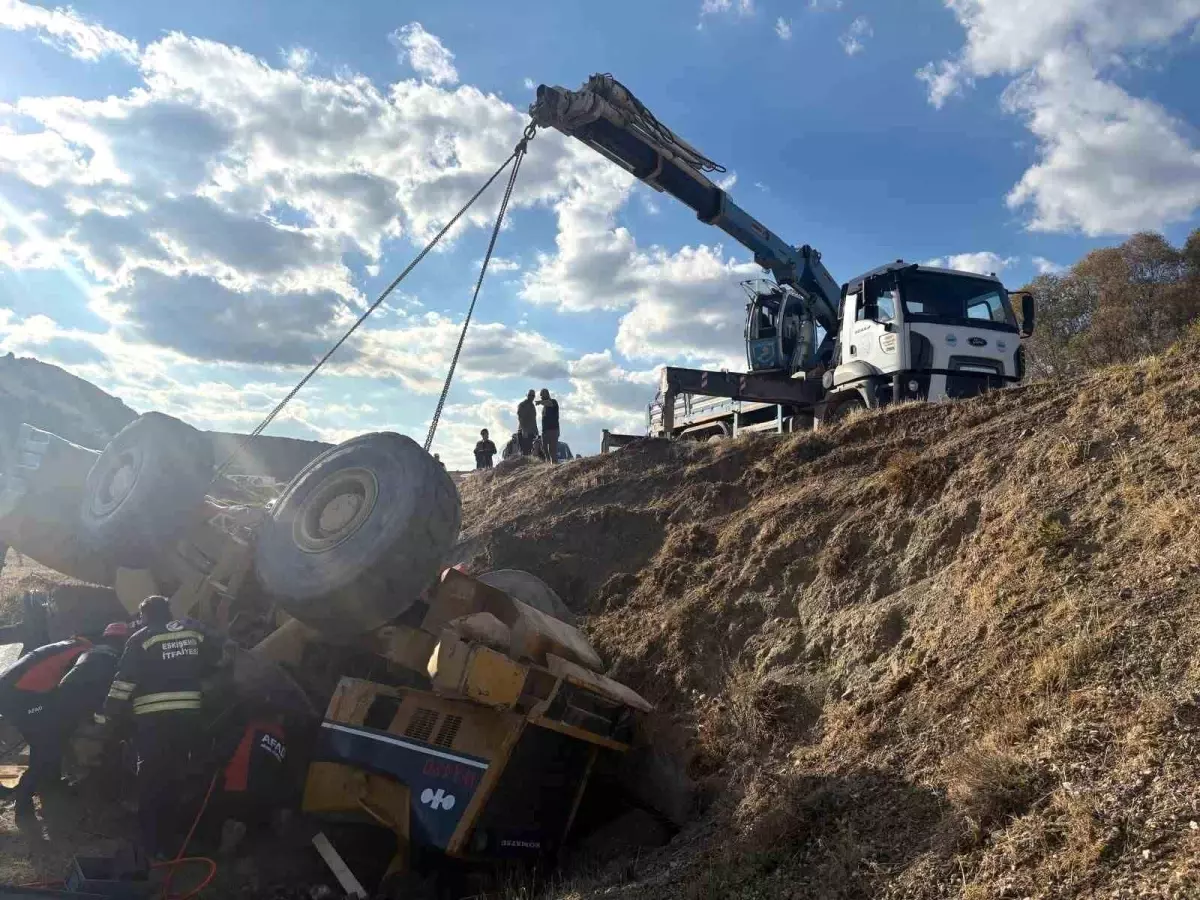 Eskişehir\'de İş Makinesi Devrildi, Operatör Kurtarıldı