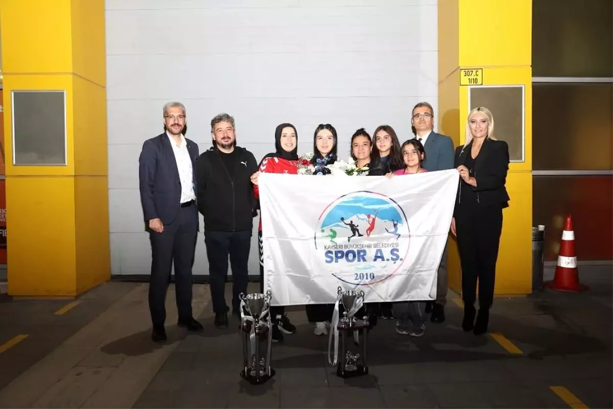 Elif Ceren Uzunçakmak\'tan Çifte Şampiyonluk