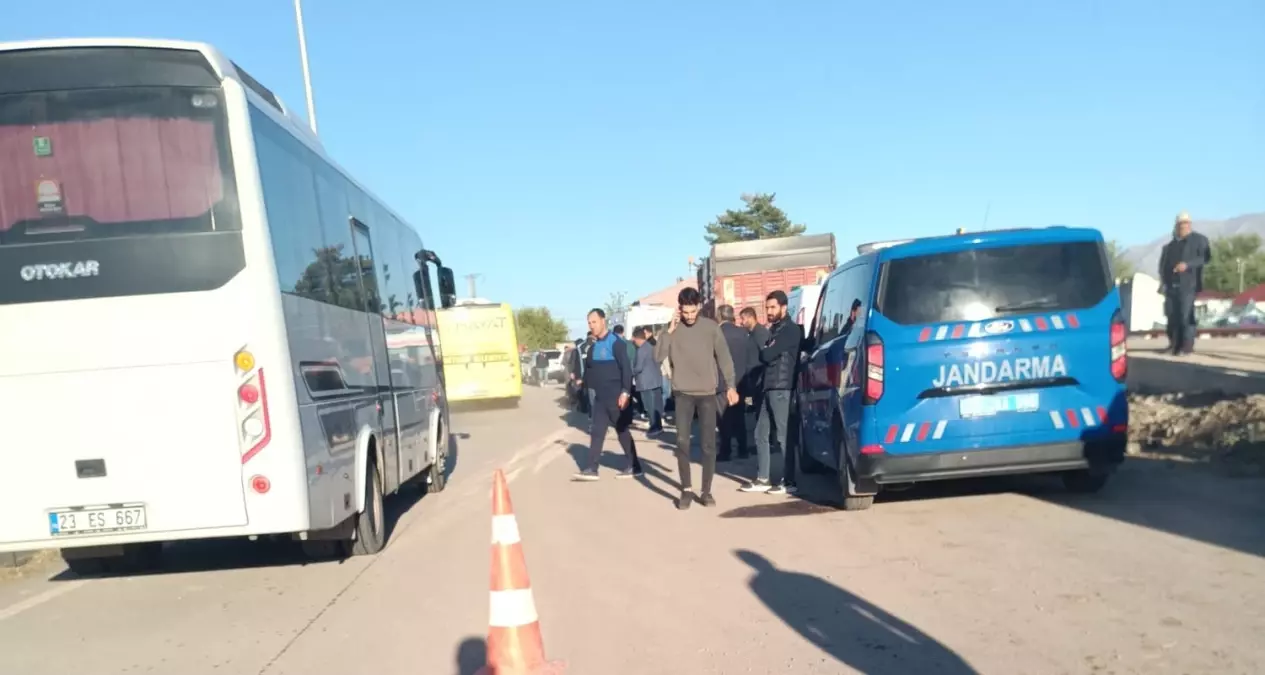 Elazığ\'da motosiklet kamyona çarptı: 2 ölü