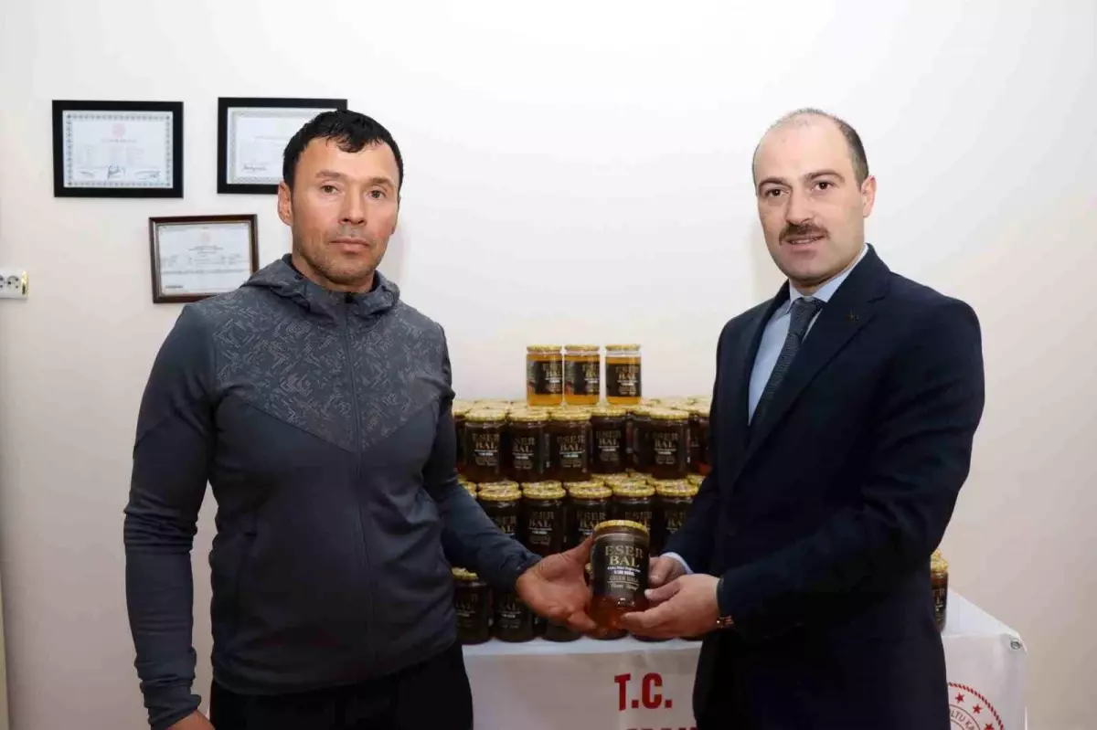 Organik Bal Üreticisi Eser\'den İhtiyaç Sahiplerine Destek