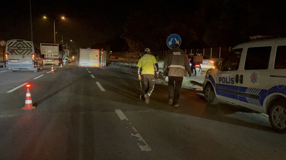 Eskişehir\'de Tır Devrildi, Trafik Aksadı