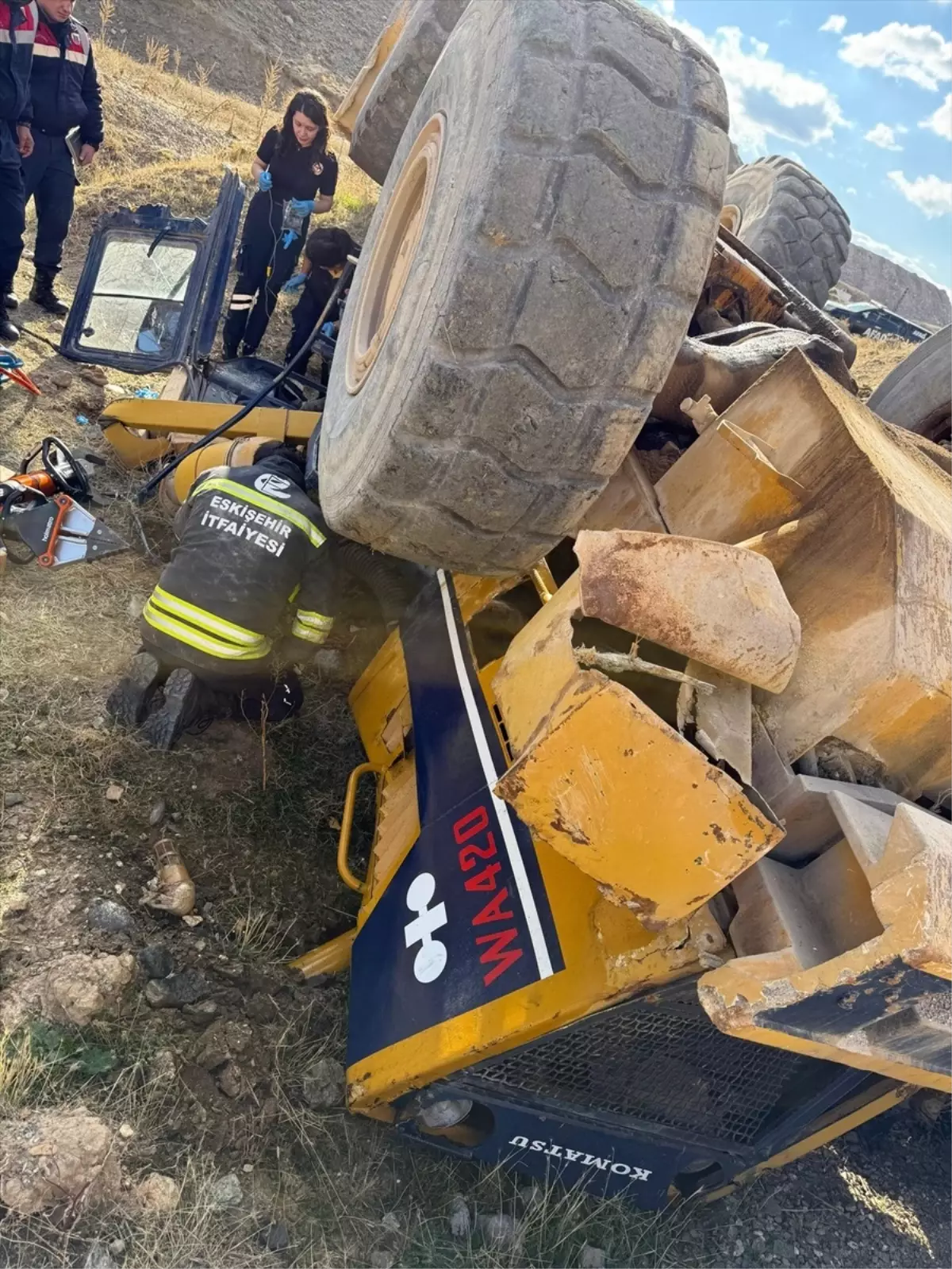 Eskişehir\'de İş Makinesi Devrildi, Operatör Yaralandı