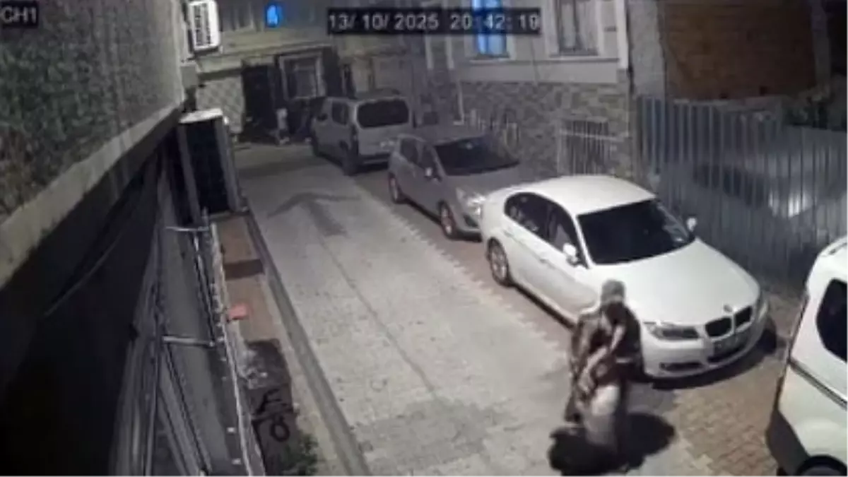 Kadını sokak ortasında öldüresiye dövüp yerde sürükledi