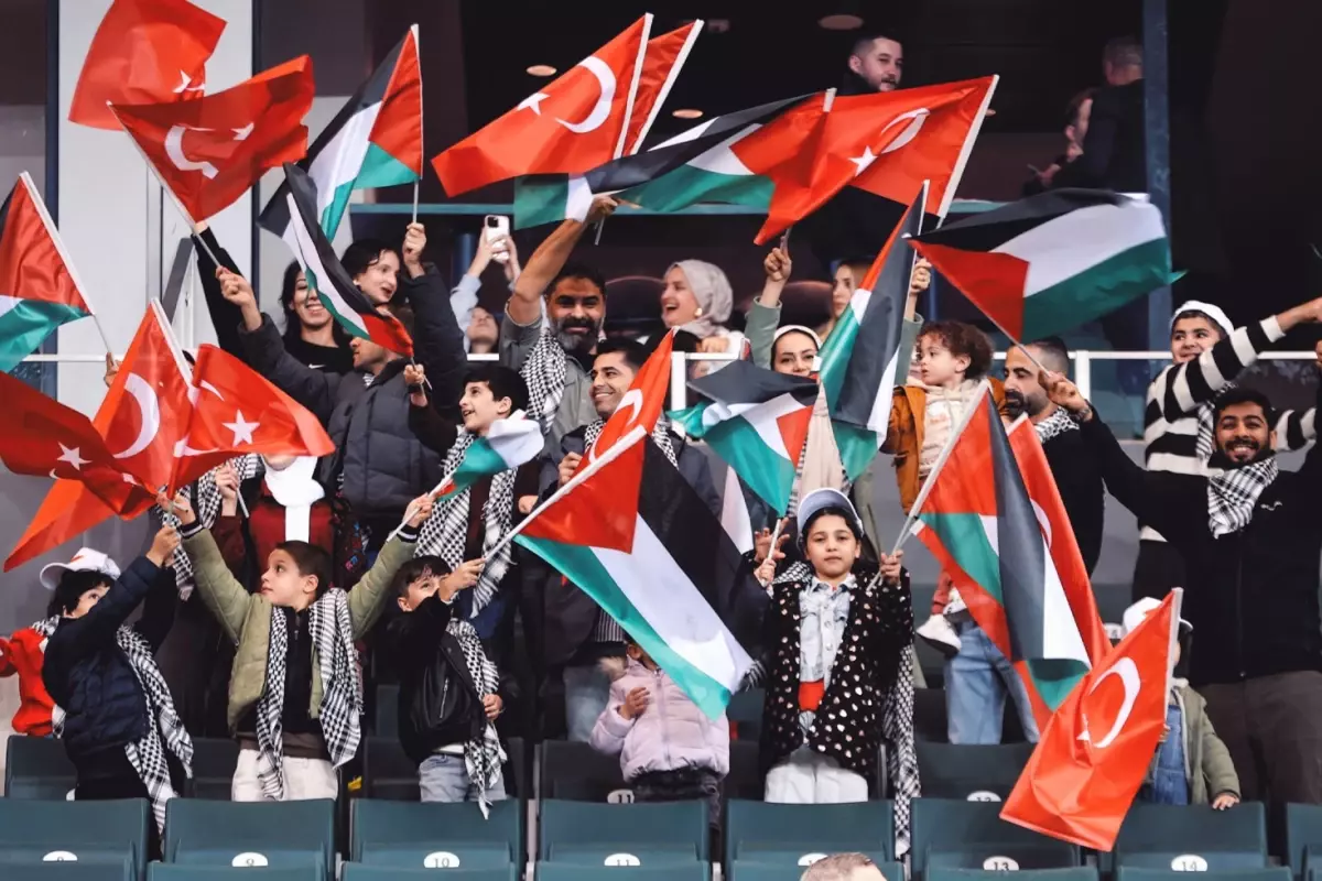 Filistinli çocuklar ve refakatçileri, Türkiye-Gürcistan maçı için tribünde