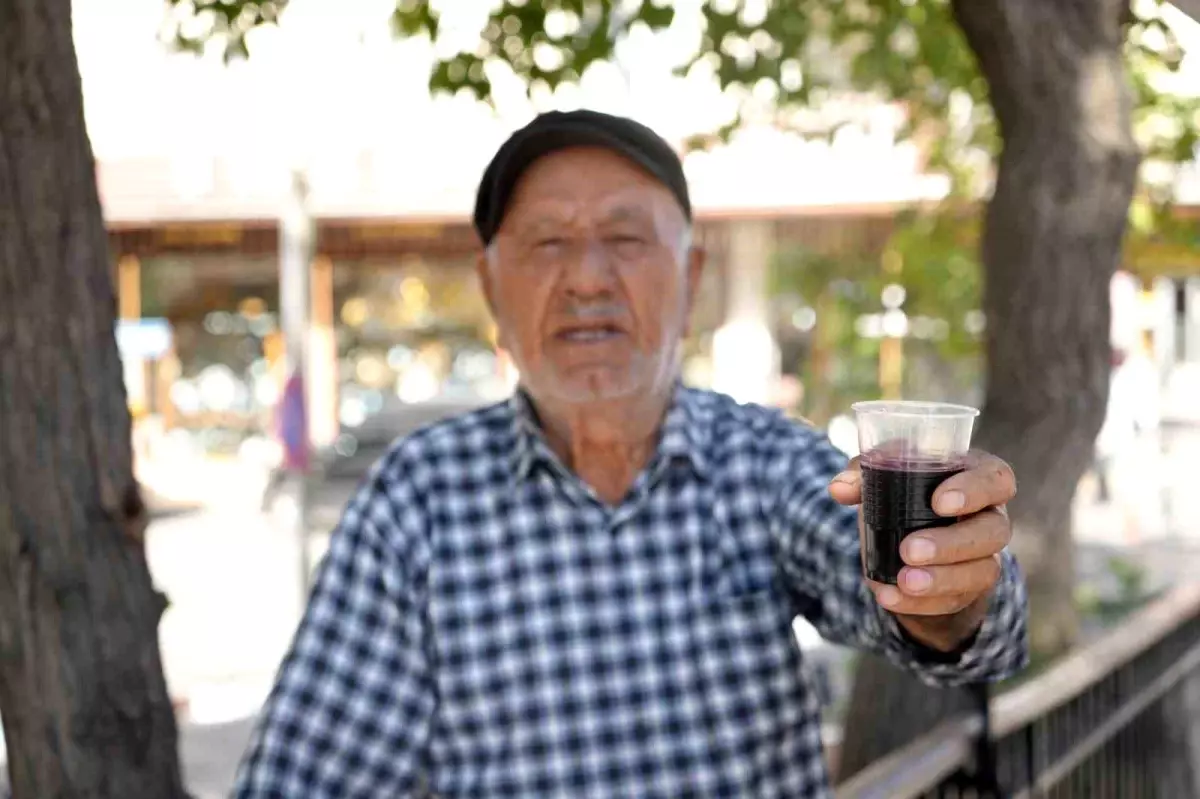 86 Yaşındaki Usta 40 Yıldır Karadut Suyu Satıyor
