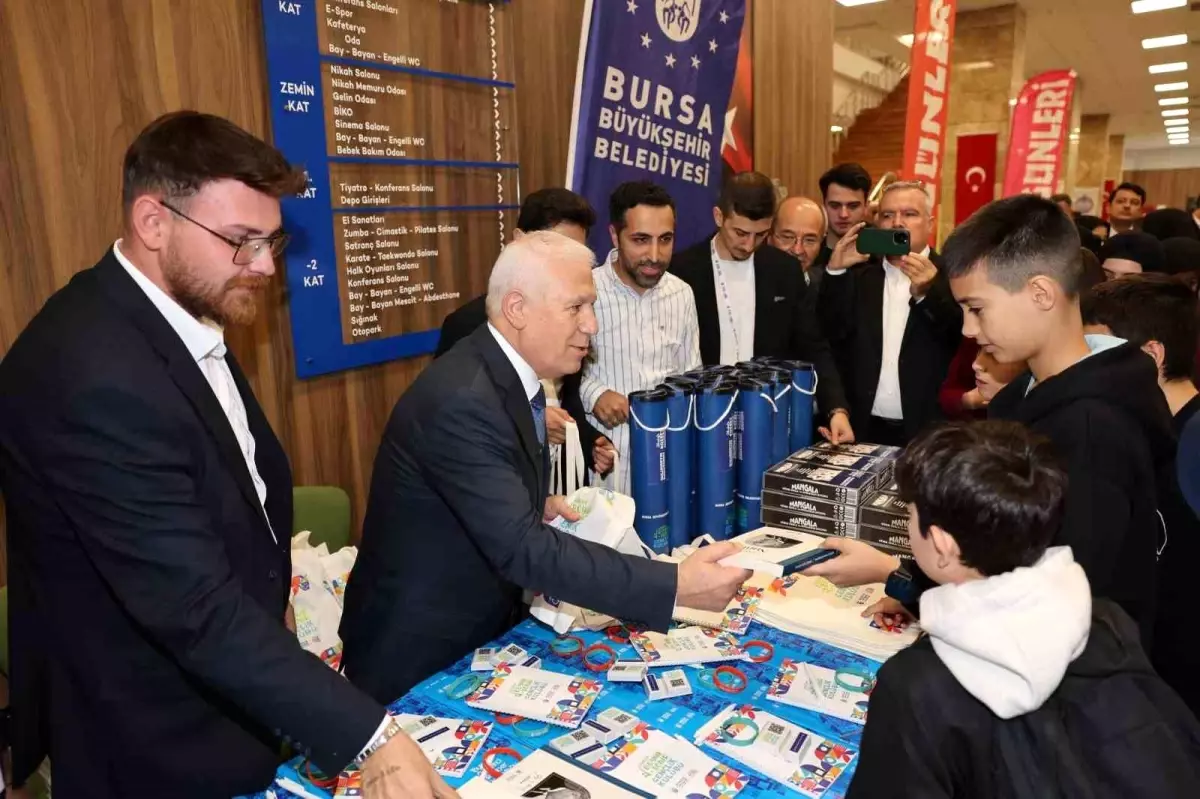 Bursa\'da \'Cumhuriyet Demek\' Kampanyası Yoğun İlgi Görüyor