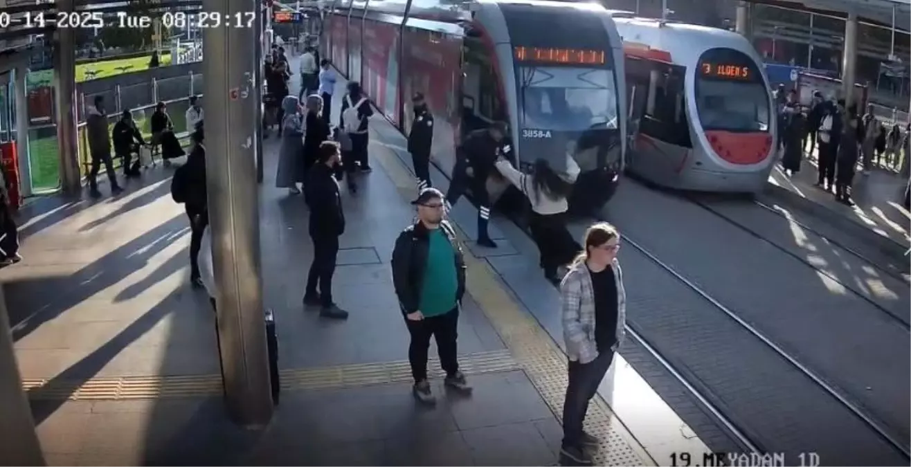 Kayseri\'de Tramvaya Yaklaşan Genç Kız Son Anda Kurtarıldı