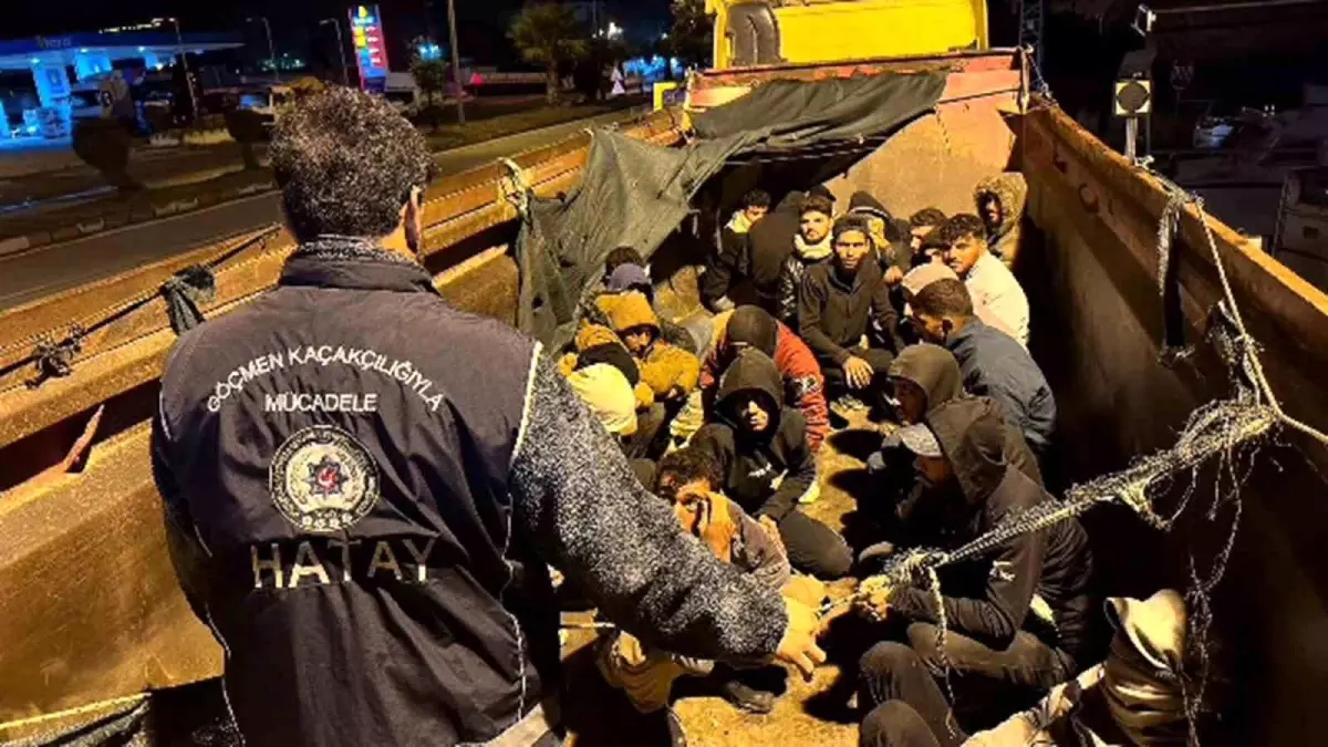 Hafriyat kamyonu kasasından moloz yerine 28 kaçak göçmen çıktı