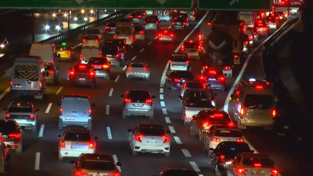 İstanbul\'da Akşam Trafik Yoğunluğu %76