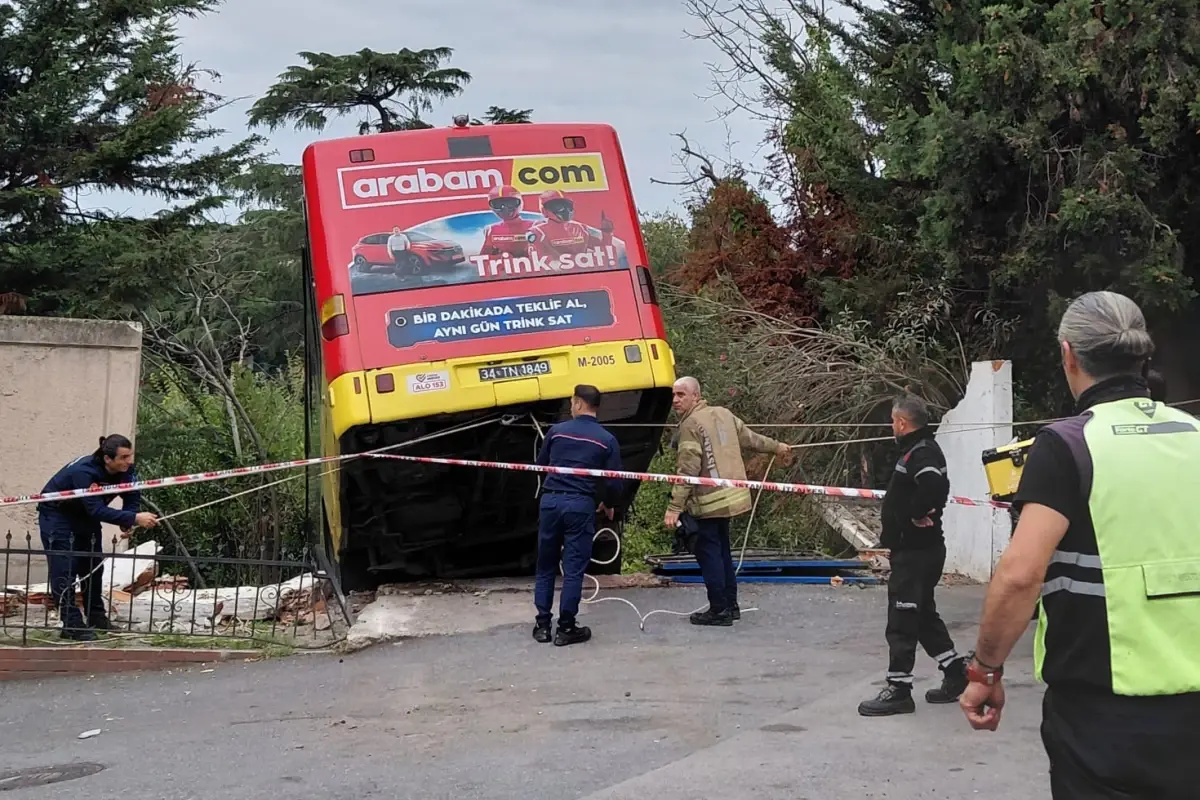 İstanbul\'da facianın eşiğinden dönüldü! Kaza anı kamerada