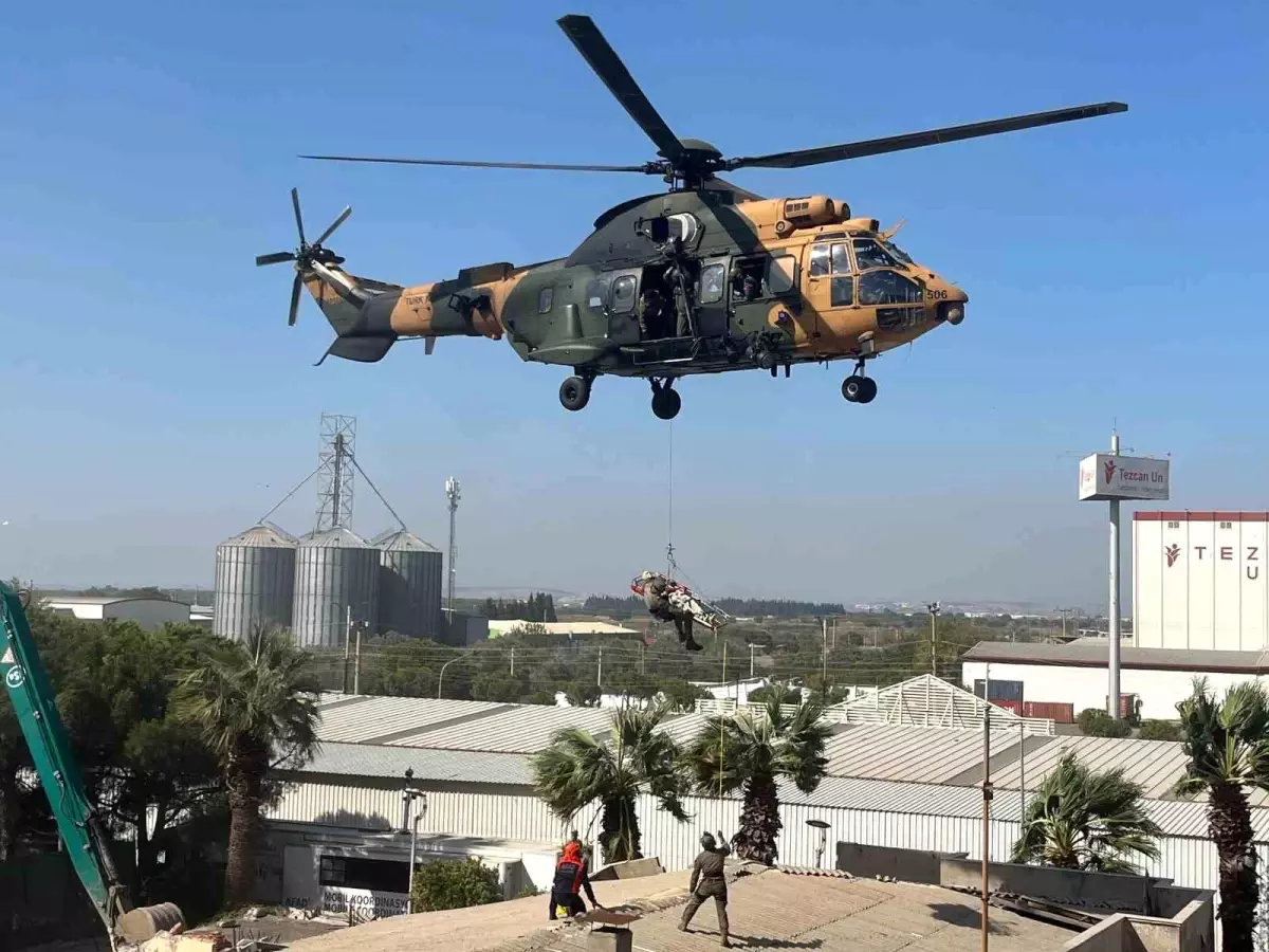 İzmir\'de 6.6 büyüklüğünde depreme, helikopterle müdahale tatbikatı gerçekleştirildi