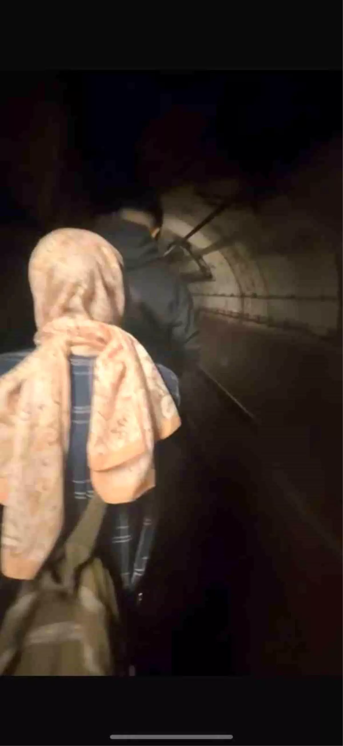 Kadıköy metrosunda intihar: Vatandaşlar raylarda yürüdü