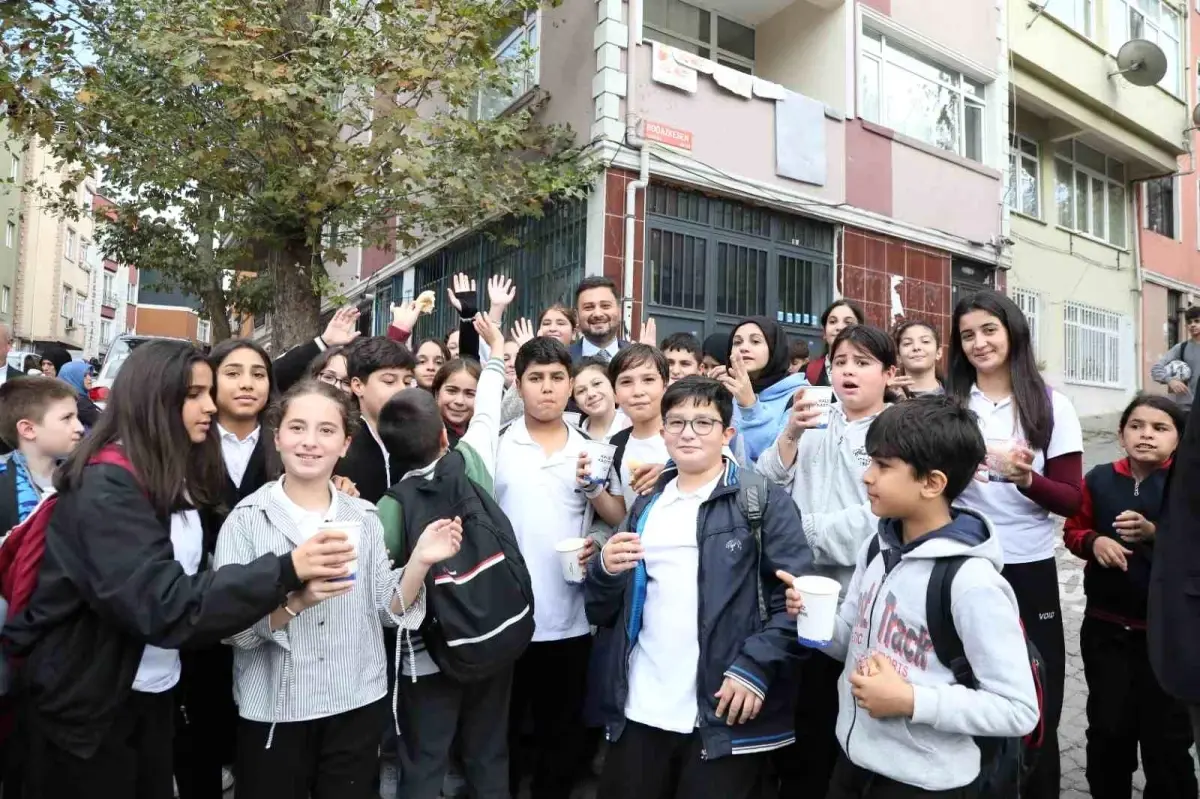 Kağıthane Belediyesi\'nden Öğrencilere Sıcak Çorba İkramı