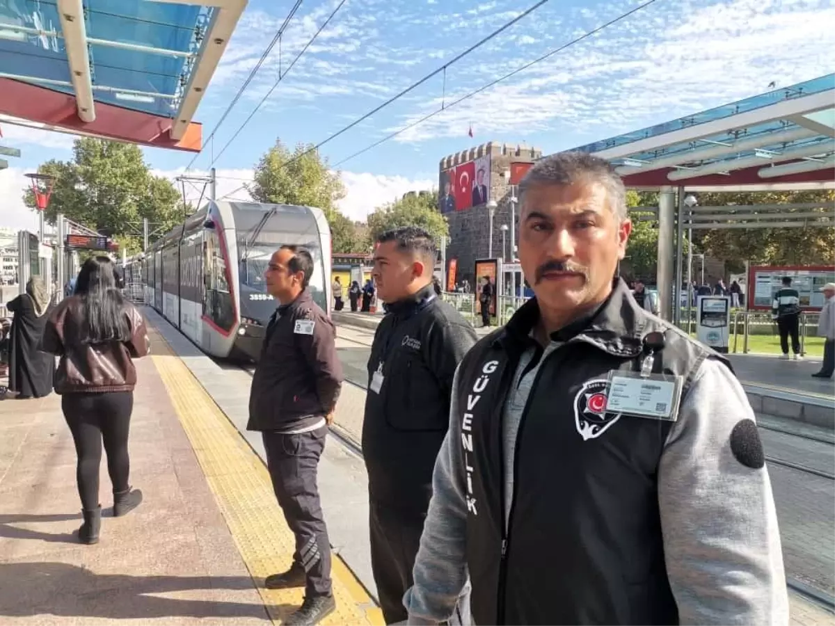 Tramvay Tehlikesinden Son Anda Kurtarılan Genç Kız: Güvenlik Görevlisi Ayhan Akış\'tan Önemli Uyarı