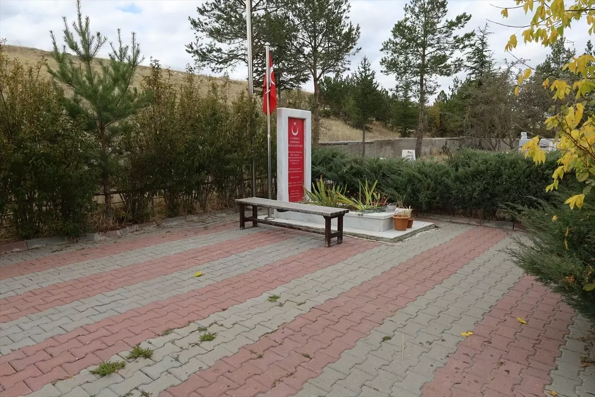 Kalfatlı kadınlar şehit Uhud Kadir Işık\'ın kabrinin bakımını yaptı