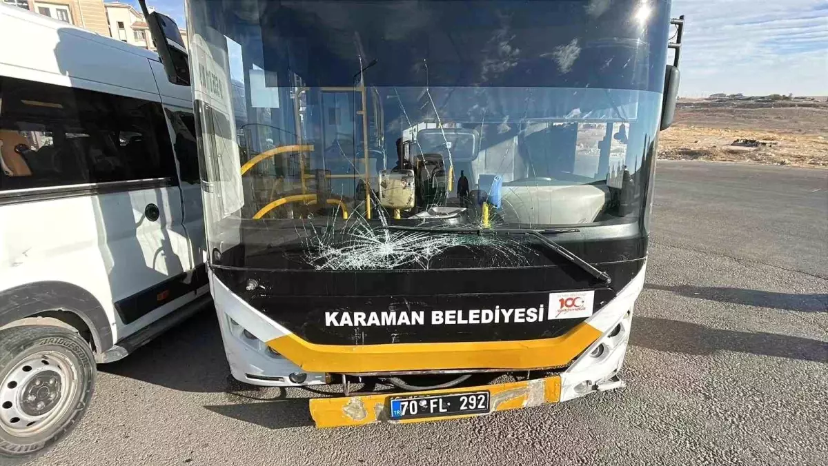 Karaman\'da Halk Otobüsü ile Okul Servisi Çarpıştı: 2 Yaralı