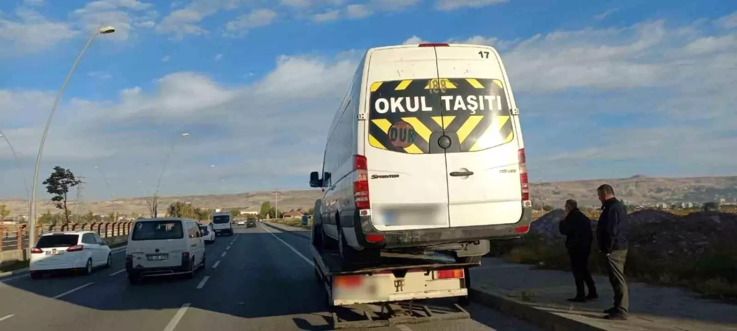Kayseri\'de Servis Denetimi: 8 Araç Trafikten Men Edildi