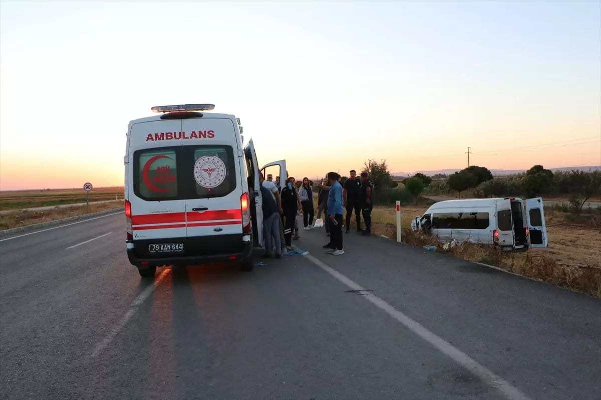 Kilis\'te Minibüs-Otomobil Kazası: 12 Yaralı