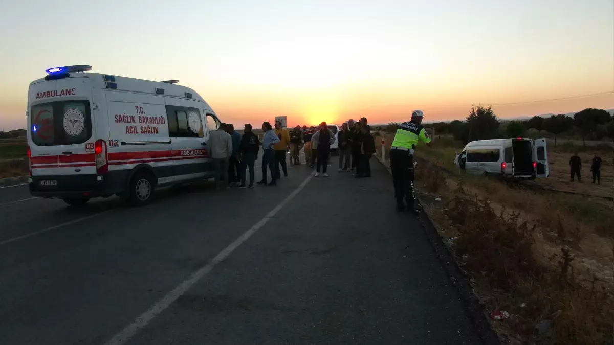 Kilis\'te Minibüs ve Otomobil Çarpıştı: 12 Yaralı