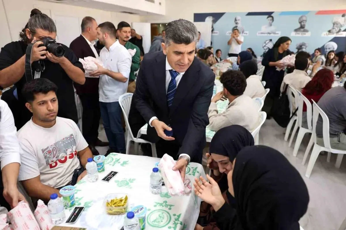 Akdeniz\'de Öğrencilere Moral Desteği: MasterChef Akın ile Etkinlik