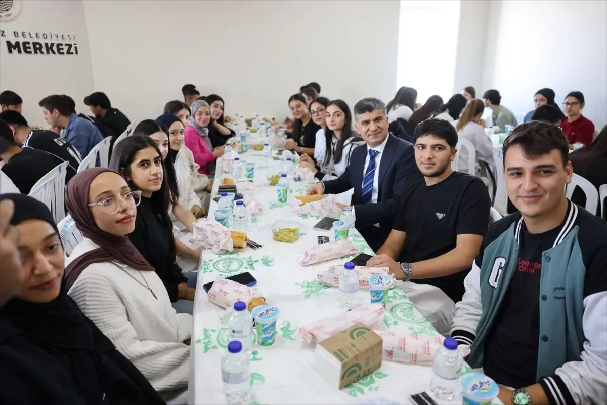 Akdeniz\'de Öğrencilere Döner İkramı