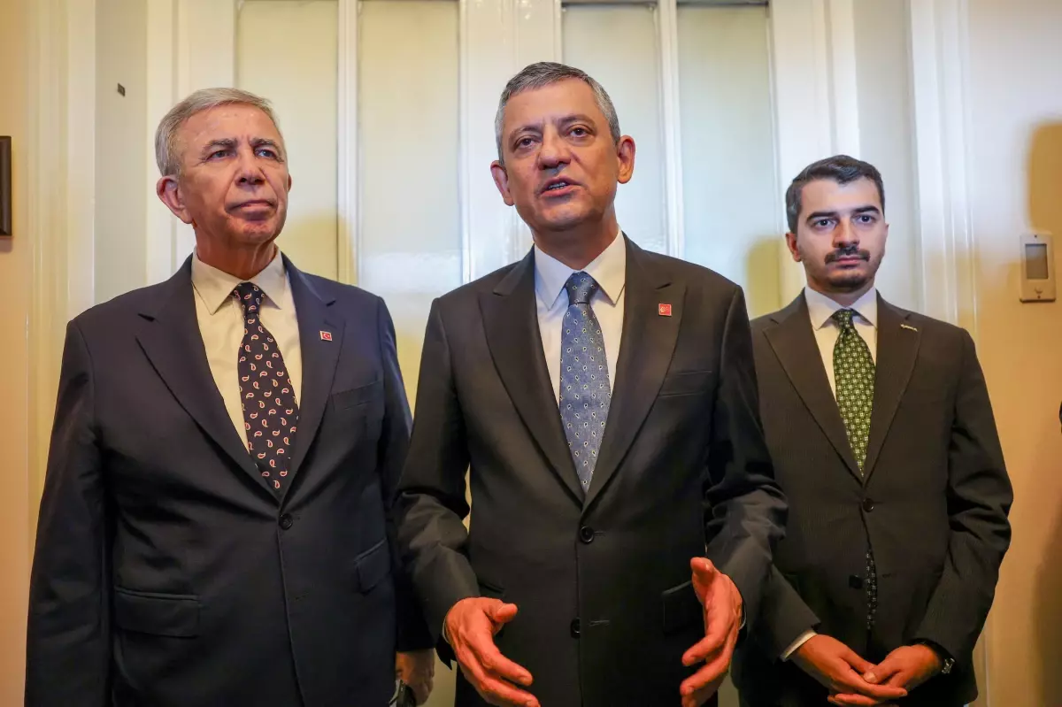 Özgür Özel ve Mansur Yavaş TBMM\'de Bir Araya Geldi