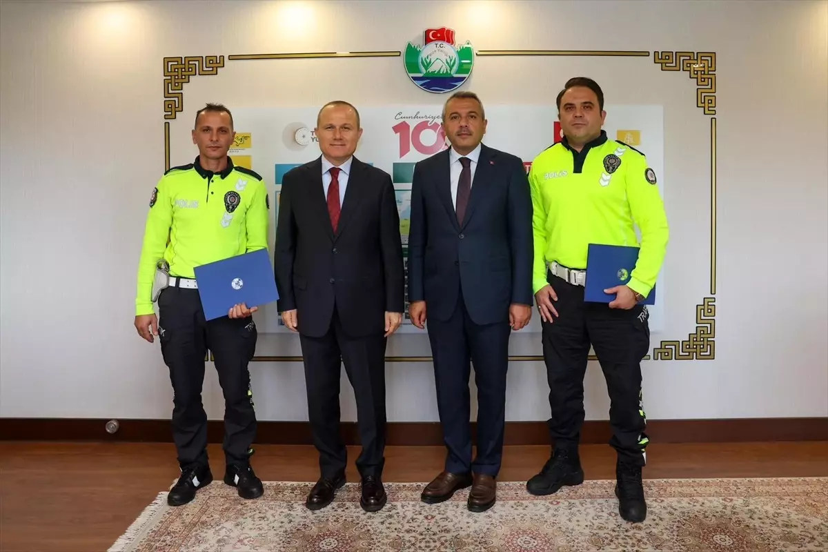 Rize Valisi Baydaş\'tan tünelde olası kazayı önleyen trafik ekibine başarı belgesi