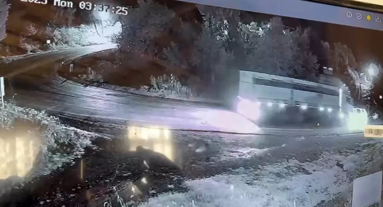 Niksar\'da Kamyon ile Otomobil Çarpıştı