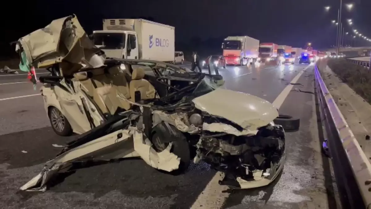 Sultanbeyli\'de Alkollü Sürücü Kaza Yaptı