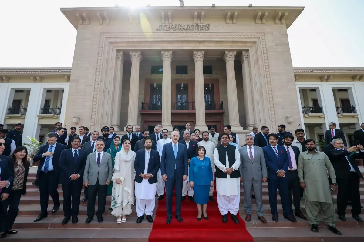 Kurtulmuş\'tan Pakistan\'da Meclis Ziyareti