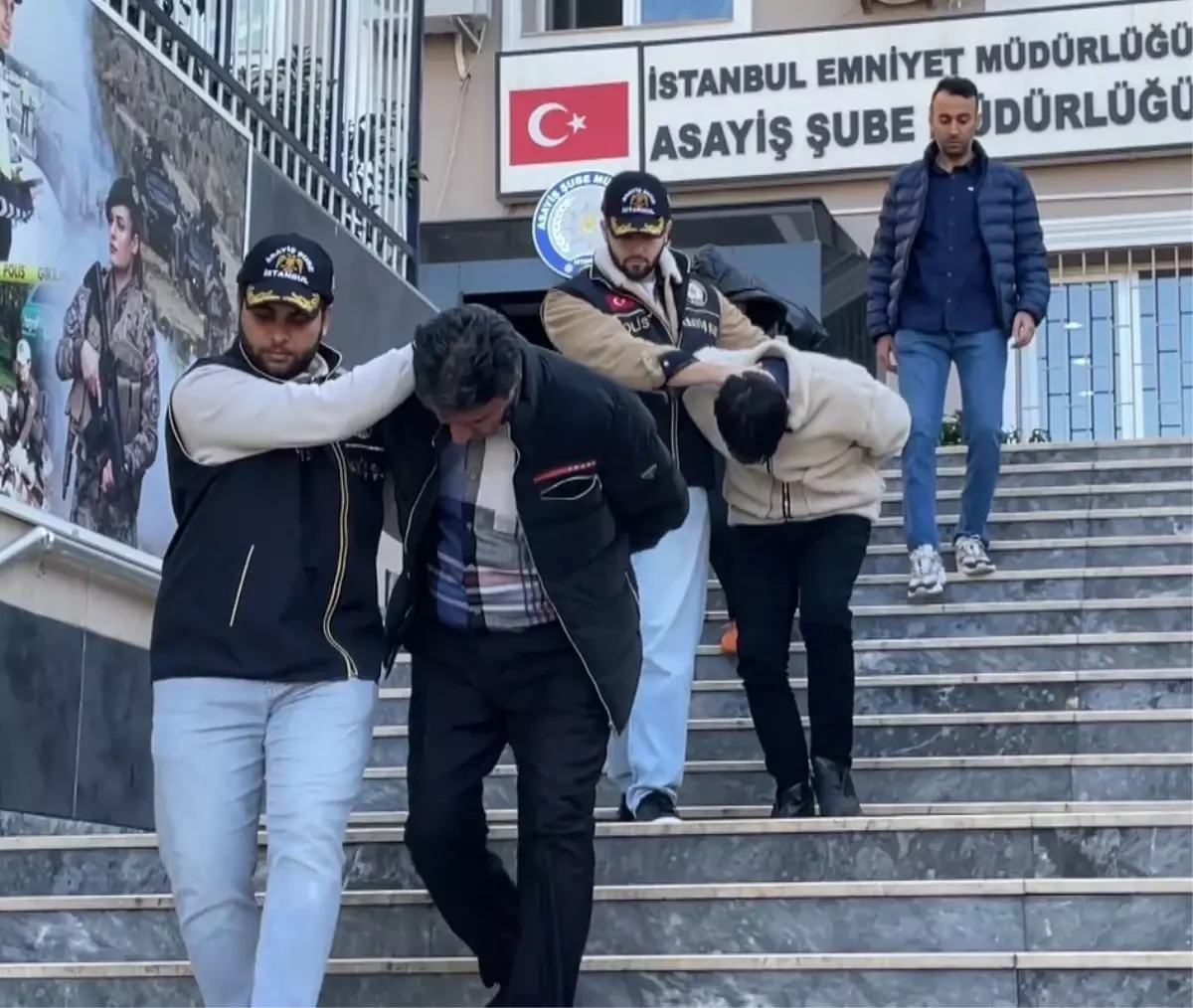 İstanbul\'da Tırnakçı Çetesi Yakalandı