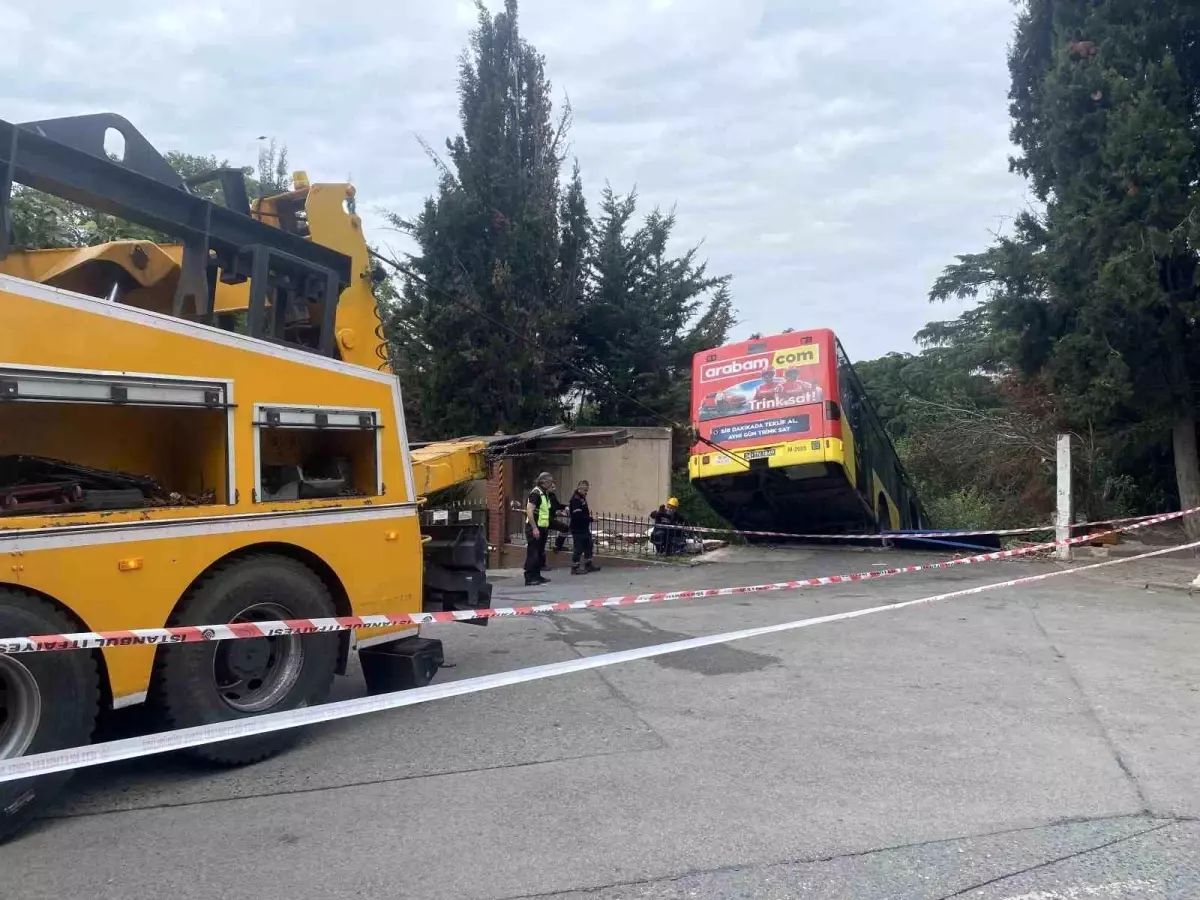 Üsküdar\'da İETT Otobüsü Duvara Çarptı