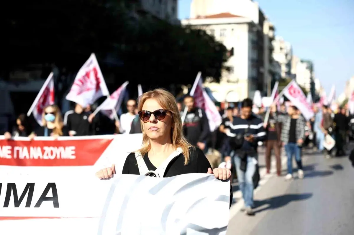 Yunanistan\'da İkinci Grev: Çalışma Saatleri Protesto Ediliyor