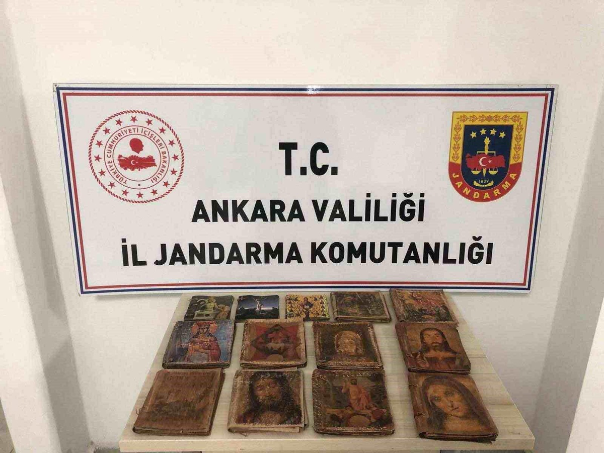 Ankara\'da 6 Milyon Dolar Değerinde El Yazması Kitaplar Ele Geçirildi