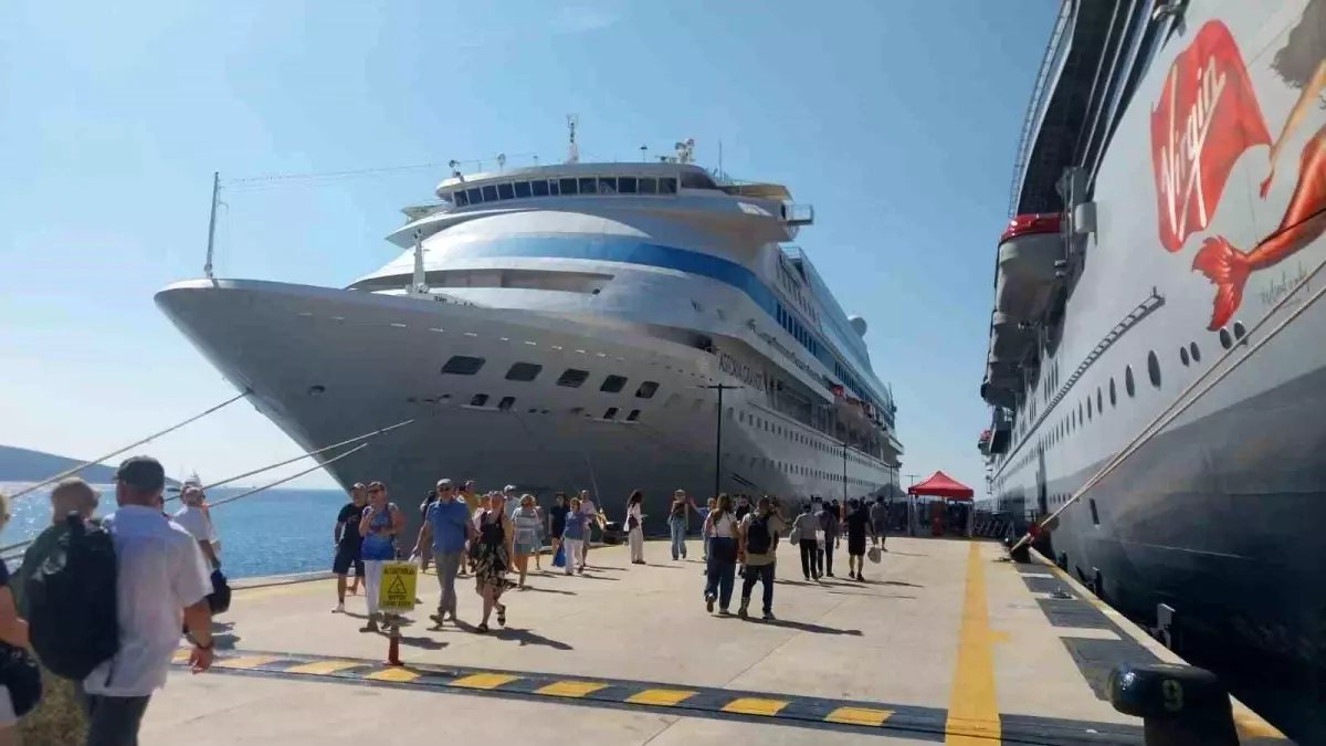 Bodrum\'a İki Yolcu Gemisi Geldi