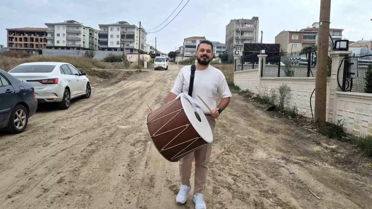 Davulcu Ahmet Merih Çelik\'ten Yol Sorununa Yaratıcı Tepki