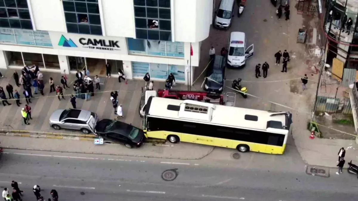 İETT Otobüsü Durağa Daldı: 1 Ölü, 4 Yaralı